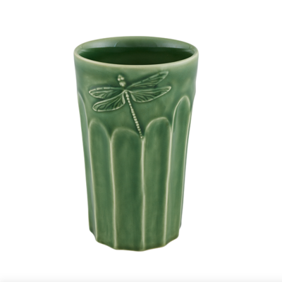 Copo em cerâmica verde com desenho em relevo de libélula