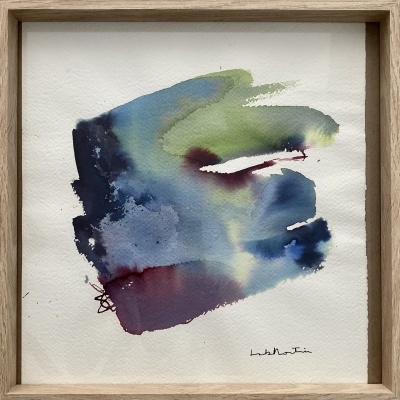 Pintura abstrata em aquarela em tons de azul, verde e vermelho com moldura de madeira clara.