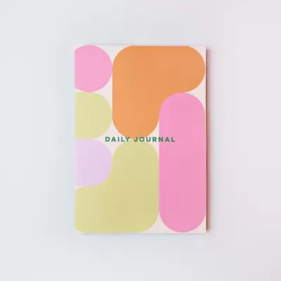 Caderno DAILY JOURNAL com capa colorida com formas geométricas em tons pastel