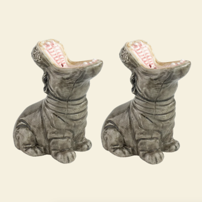 Par de estatuetas de hipopótamos cinzentos com bocas abertas