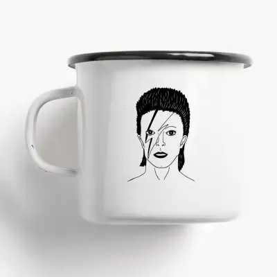 Caneca branca com ilustração de rosto e risco preto