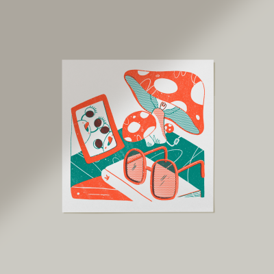 Ilustração colorida com cogumelos, espelho sorridente e óculos de sol