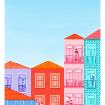 Casas coloridas com janelas e varandas sob céu azul