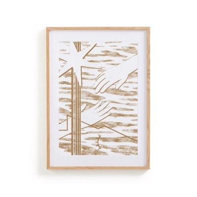 Quadro ilustrado com duas mãos e uma estrela em tons castanhos com moldura de madeira clara