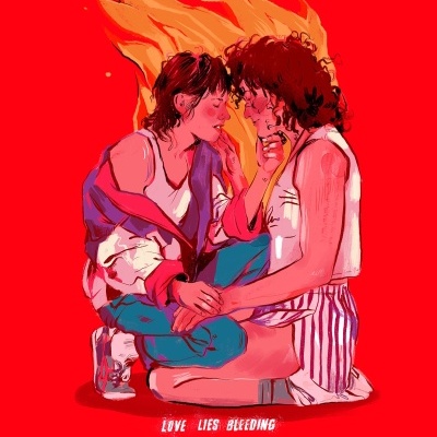 Ilustração digital de duas pessoas ajoelhadas com fundo vermelho e texto LOVE LIES BLEEDING