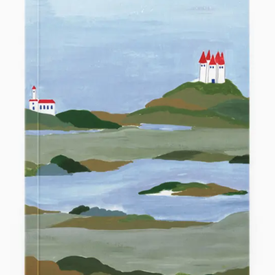 Capa de livro com ilustração de paisagem com morros, água e casas com telhados vermelhos