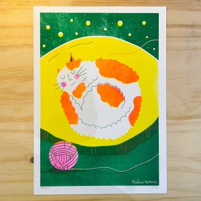 Ilustração de gato branco e laranja a dormir em almofada amarela com bola de lã rosa