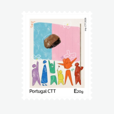 Selo postal colorido Portugal com figuras celebrando e bandeira azul e rosa