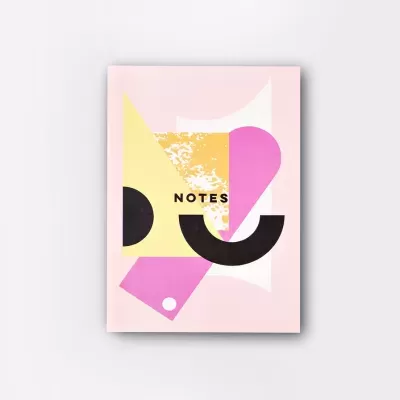 Caderno de notas com capa geométrica colorida e palavra 'NOTES'