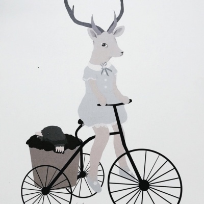 Ilustração de figura com cabeça de veado em bicicleta preta com cesto