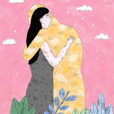 Ilustração de duas pessoas abraçadas com fundo rosa, nuvens e plantas coloridas.