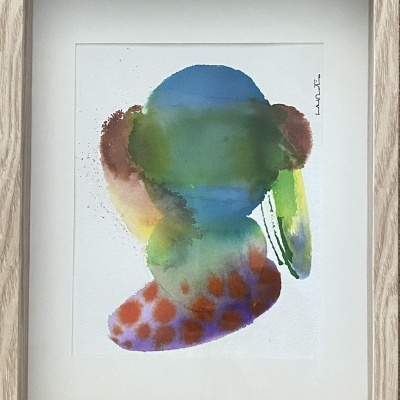 Quadro com pintura abstrata colorida em moldura de madeira clara