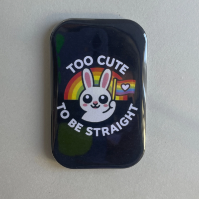 Pin retangular preto com coelho e texto TOO CUTE TO BE STRAIGHT