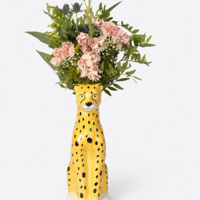 Vaso cerâmica em forma de chita com flores artificiais