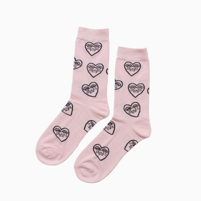 Meias rosas com corações pretos e texto DRAPerceptível.