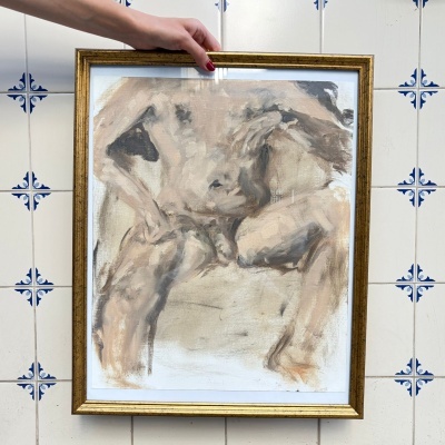 Pintura de corpos humanos entrelaçados em moldura dourada