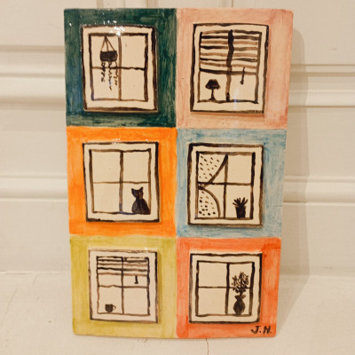 Cerâmica com seis desenhos de janelas coloridas com plantas, gato e cortinas assinado J.N.