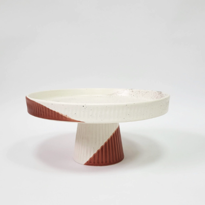 Prato de cerâmica branco e terracota com base em pedestal