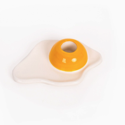 Suporte para ovo de cerâmica branco e amarelo em forma de ovo estrelado