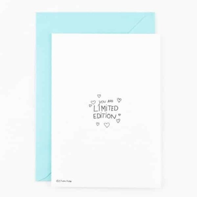 Cartão branco com texto 'YOU ARE LIMITED EDITION' e pequenos corações, envelope azul claro
