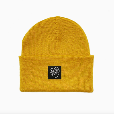Gorro amarelo tecido com emblema preto e branco