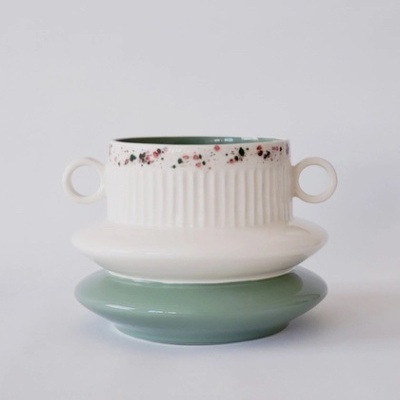 Chávena branca com duas alças, detalhe floral e pires verde claro
