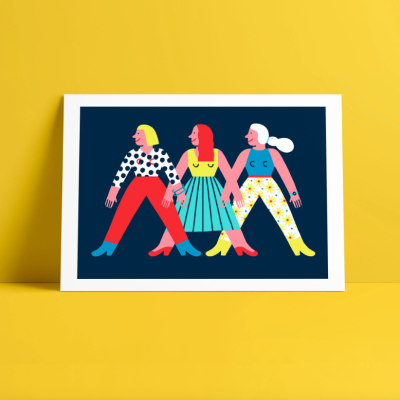 Ilustração gráfica de três mulheres coloridas em fundo azul apoiada em superfície amarela