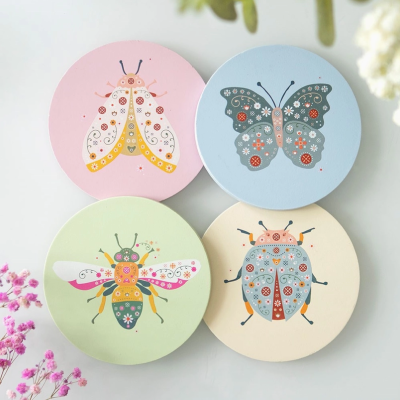 Bases redondas em madeira com desenhos de insetos coloridos em estilo floral