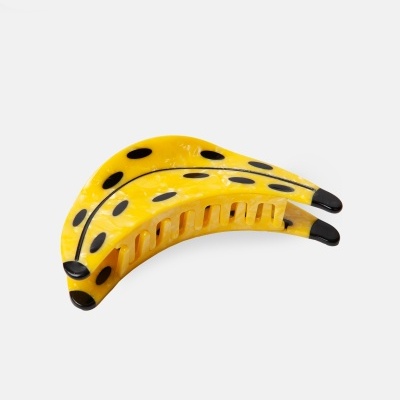 Prendedor de cabelo amarelo formato banana com manchas pretas
