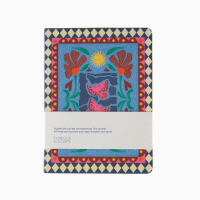 Caderno com capa decorativa colorida e banda branca com texto