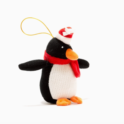 Pinguim de peluche tricotado preto e branco com cachecol vermelho e chapéu de Natal