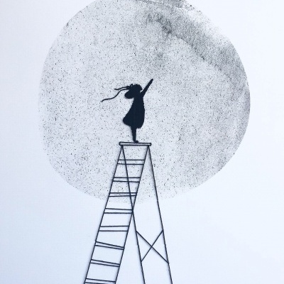 Desenho minimalista a preto e branco de mulher na escada tocando mancha circular cinza