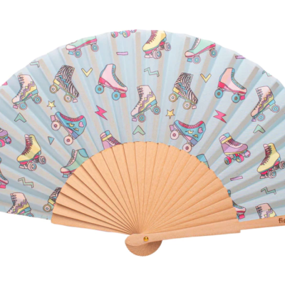 Leque com padrão colorido de patins retro e texto fisura na madeira