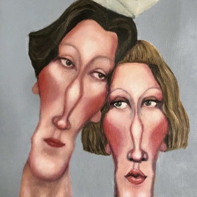 Pintura de dois rostos alongados com chapéu de papel branco num fundo cinza