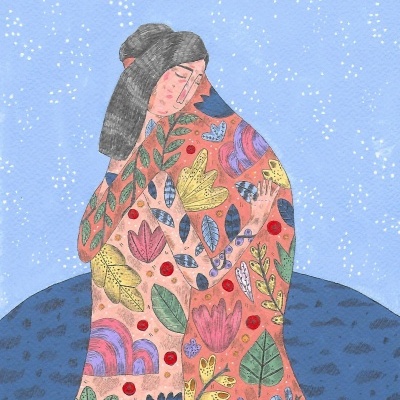 Ilustração de duas figuras femininas abraçadas com padrões florais coloridos no corpo