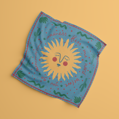 Lenço azul quadrado com desenho de sol amarelo e texto em inglês