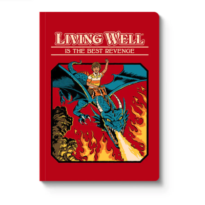 Caderno vermelho com ilustração de rapaz num dragão a cuspir fogo e texto em branco