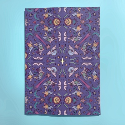 Pano ou toalha de tecido roxo com padrão colorido simétrico