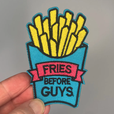 Emblema bordado de batatas fritas com texto FRIES BEFORE GUYS