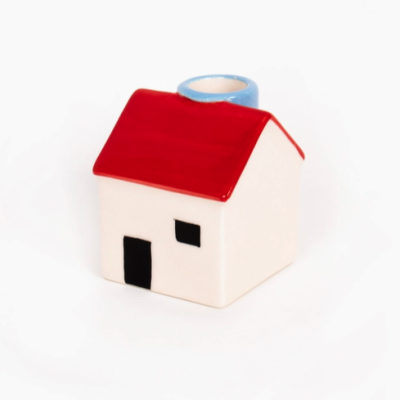 Vaso de cerâmica em forma de casa com telhado vermelho e corpo branco