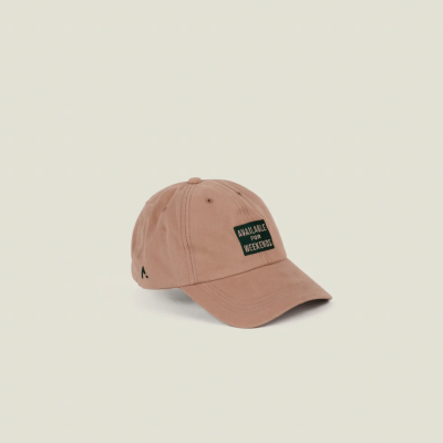 Boné castanho com etiqueta preta e texto branco e bege