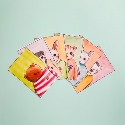 Cartões ilustrados com animais desenhados e coloridos em fundo verde claro