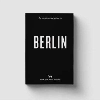 Livro preto com texto branco 'An opinionated guide to BERLIN'