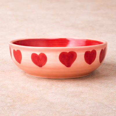 Taça redonda de cerâmica rosa com corações vermelhos e interior vermelho