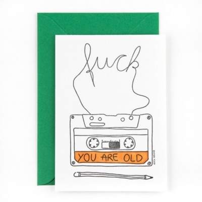 Cartão branco com desenho de cassete e texto 'YOU ARE OLD' com envelope verde