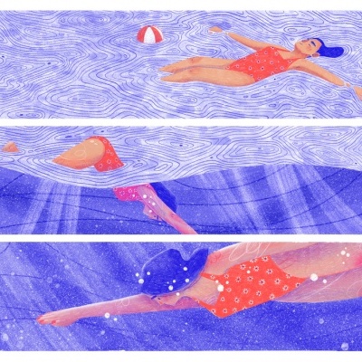 Mulher com fato de banho vermelho e bola de praia numa piscina azul.