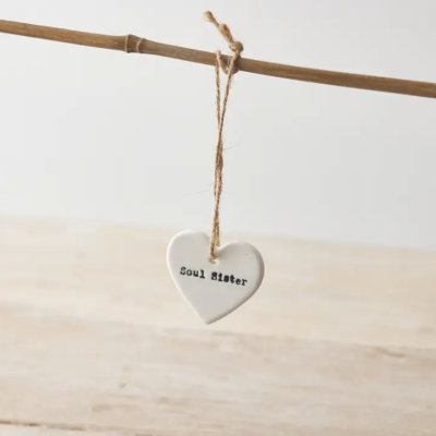 Coração decorativo branco em cerâmica com cordão rústico e texto Soul Sister