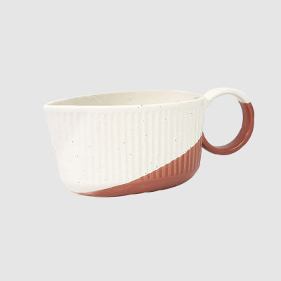 chávena oval branca e castanha em cerâmica com textura listrada