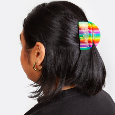 Prendedor de cabelo colorido em arco-íris em cabelo preto curto