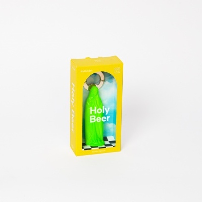 Figura decorativa verde com texto Holy Beer embalada em caixa amarela com visor